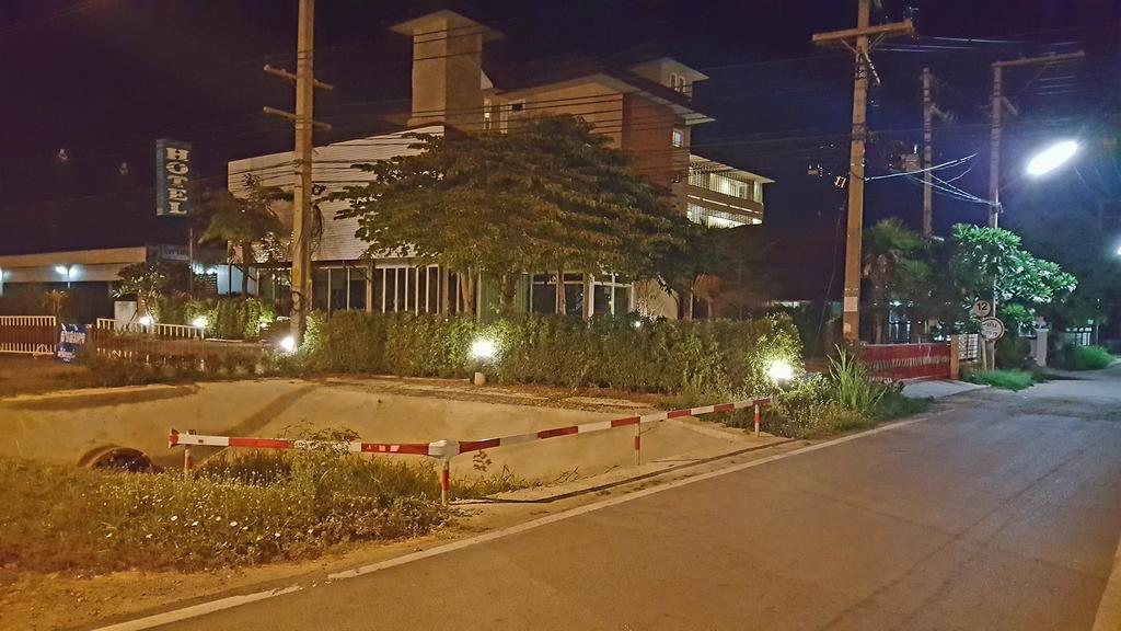 Hotel Baan Sanpoom Phitsanulok Exterior foto